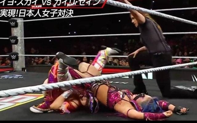 「レフェリー止めろよ」日本人女子レスラー、米マットで“狡猾”アシストが波紋 「レフェリーが一番の敵」ファンも怒り
