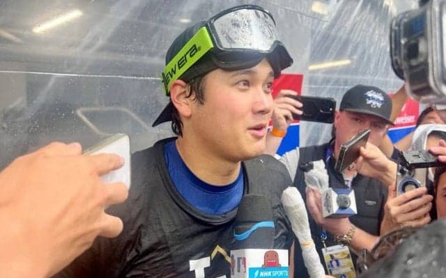 大谷翔平、勝利の美酒は「何回やってもいい」　びしょ濡れで笑顔…朗希を称える