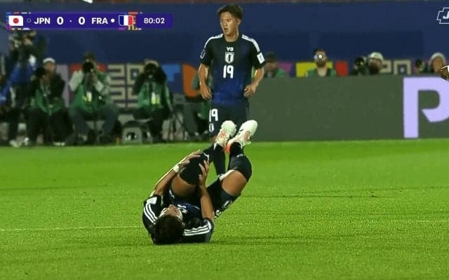 「レッドだろ！」日本代表MFが“足裏タックル”被害で絶叫…検証映像が物議「FVSが遠いアングルのみ」【U-20W杯】