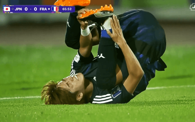 「そりゃキレるわ」日本代表10番が“爪先を踏みつけ”被害→レッドカード要求「大関くんに何してくれるんや」ファンも激怒【U-20W杯】