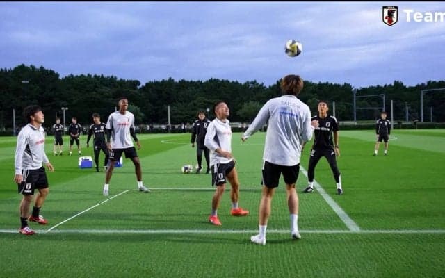 「あの練習はよくない（笑）」久保建英にもいじられる！ リフティングで翻弄される長友佑都が「ほんと面白い」「最高のコンテンツ」【日本代表】