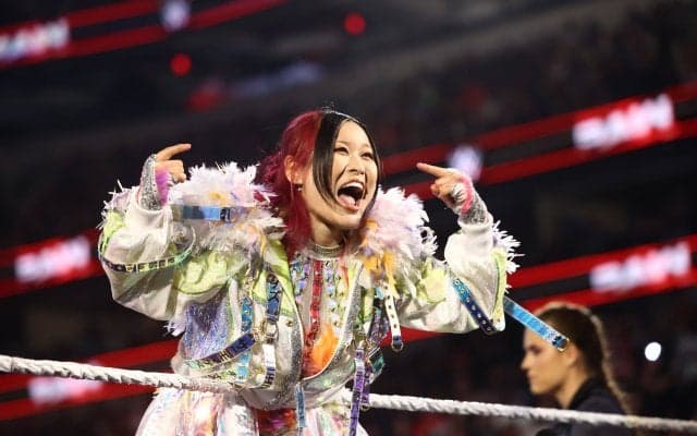 人気日本人女子レスラー、ナチュラルメイク姿で“ドアップ自撮り”キュートなぬいぐるみとの2ショットが「超カワイイ」ファン絶賛