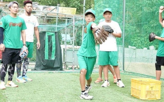 “重い硬式球”移行で直面する「投げ方の壁」　早期修正へ…肘抜け、引っ掛けを防ぐ基礎ドリル
