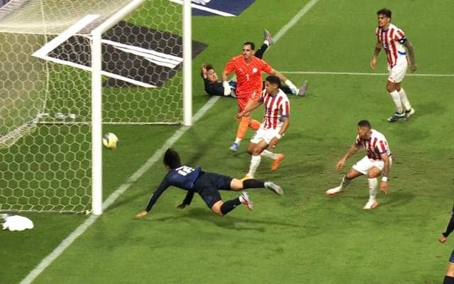 騒然！ 上田綺世の“消える動き”が超絶品「マークの外し方さすが」「急にファーに入った」出場５分で日本代表を救うダイビングヘッド弾