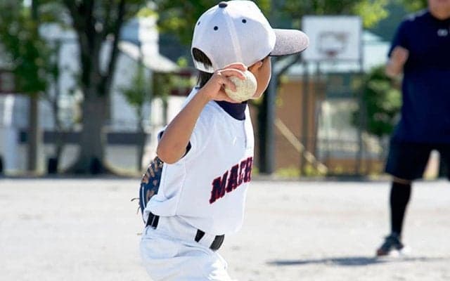 意外と盲点？　野球ボールの「正しい握り方」　肩肘にも影響…元プロが明かす縫い目の位置