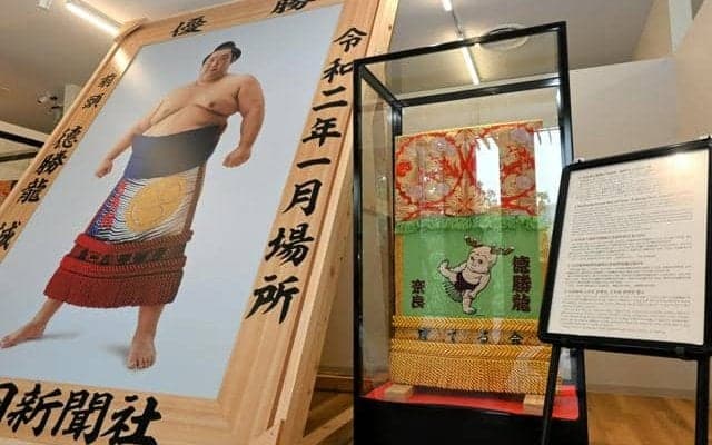 奈良市出身の元幕内徳勝龍、優勝額と化粧まわしを県に寄贈