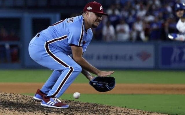 「顔を上げろ」サヨナラ悪送球した若手右腕リリーバーをめぐって、ベンチの裏側　フィリーズナインがかけた言葉　「1人じゃないってことを分かってほしかった」