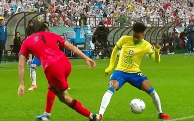 「何やってんだよ…」韓国代表DFの“衝撃ミス”に騒然！「本当にバイエルンの選手？」ドタバタ対応でブラジル新星にゴールを許した一部始終