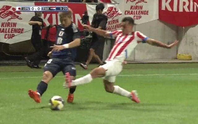 「削りにきてる」堂安律の足首を刈る危険スライディングに騒然「めっちゃ深いタックル」「この球際が南米」