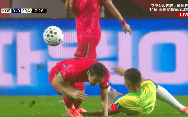 韓国の至宝を吹っ飛ばす…ブラジル潰し屋、危険な“両足タックル”が「深すぎる」「鬼チャージ」大ブーイングでも不敵な笑み「これぞカゼミーロ」