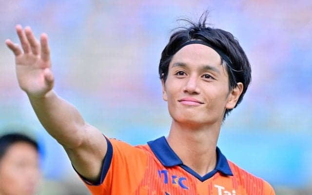 ｢雰囲気変わりました？｣｢美人過ぎる｣清水DF高橋祐治の元AKB48妻、事務所移籍後の宣材写真が“まるで別人”と話題に