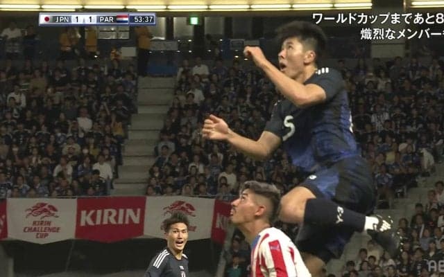 「クリロナ並の衝撃」「異次元の跳躍力」22歳日本代表DF、高く跳びすぎて相手の頭に“真空飛膝蹴り”「何だあのジャンプ力と対空時間」