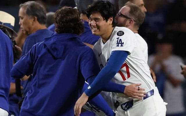 苦しむ大谷翔平…試合直後に差し伸べられた“手”　フリーマンの行動に感動、激写された瞬間