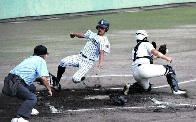 九国大付が優勝　秋の高校野球福岡大会　17安打猛攻で福大大濠破る