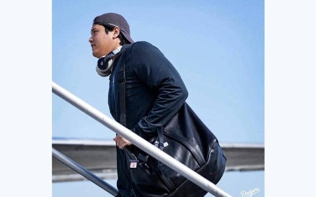 ド軍が空港ショット公開　由伸は髪の毛さっぱり“イメチェン”…朗希はコーチと笑顔