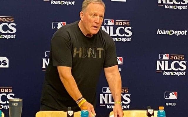 ブ軍監督、日本人記者を立たせ自己紹介要求　異例の冒頭に会場驚愕…総勢56人に「名前を教えて」