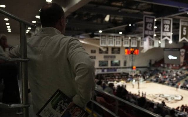 “伝説の記者”が発掘…ホームレスからNBAスカウトが評価するまでに成長した大学選手の話