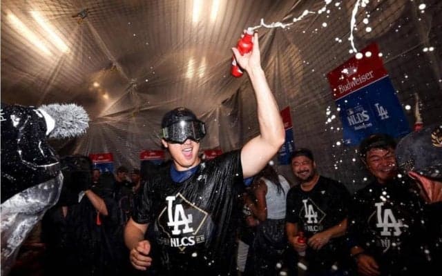 ド軍美人レポーターが“絶叫”「もう2回!!!」　びしょ濡れ歓喜の瞬間…カメラが捉えた一枚