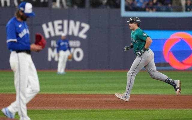 投手がイライラ！“60発男”が「ヤバすぎる」本塁打王ローリーが豪快弾→相手投手の被弾リアクションが話題に「これは悔しい」