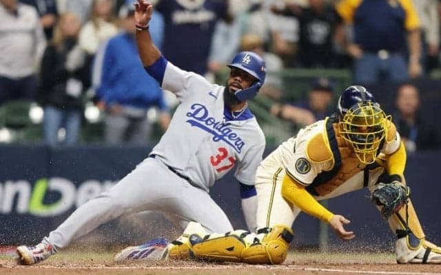 ドジャース32歳外野手の本塁憤死を米メディア「最大のミス」とバッサリ　難しい打球判断も「テオヘル」トレンド入り