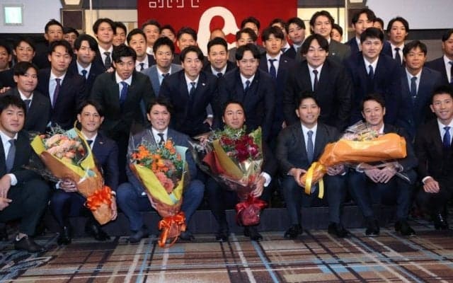 長野久義の引退会見、坂本ら53人がサプライズ登場　思わずツッコミ「来すぎじゃない？」