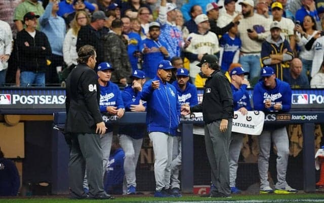 ド軍ロバーツ監督がイライラ！ “まさかの衝撃プレー”「そらキレる」「見たことない」不運？痛恨ミス？ “センターゴロ併殺打”にファン騒然