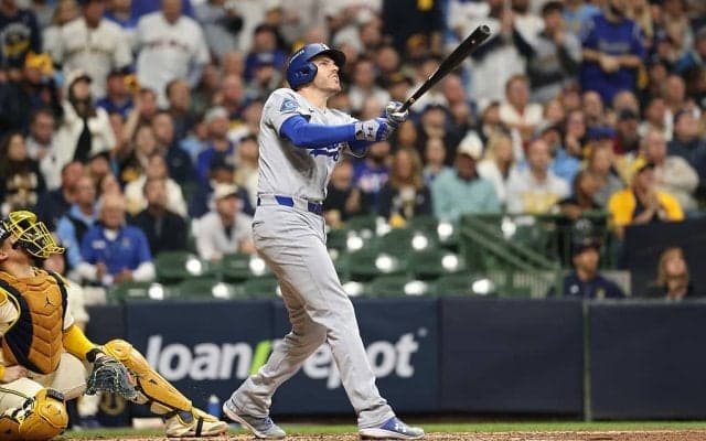 なんで入るの…？ド軍フリーマンの意味不明弾で“異変”「エグいな」「ボールどこ？」被弾した相手投手が動けなくなる「ドン引きやん」