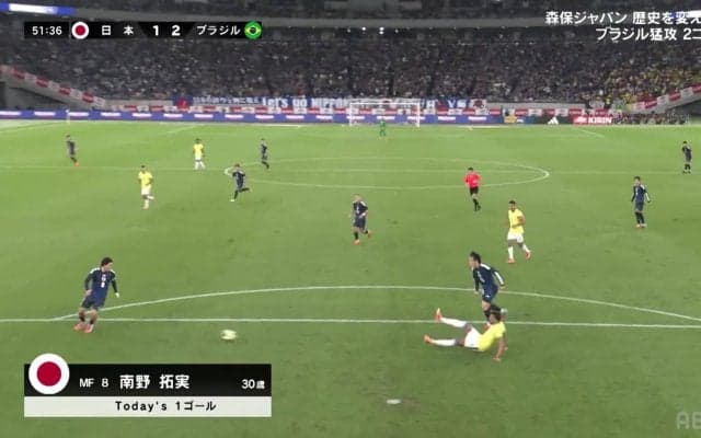 「あんなミスするんだ」ブラジル代表DF、尻もちつきながら苦し紛れのパスを奪われ…南野拓実の追撃弾を痛恨“アシスト”した瞬間「2度と使われなさそう」母国で非難殺到