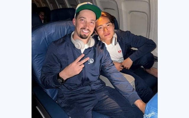 山本由伸、スネルの隣でLAへフライト　完投から約2時間…“Wエース”で連勝、球団SNS更新