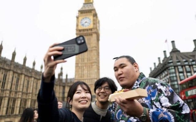 「修学旅行みたい」大相撲ロンドン公演前日に力士が市街を散策　横綱はビッグベンの前で土俵入り？「かわいい～」