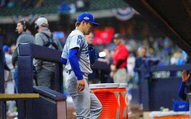 山本由伸の完投直後…思わず「みんな優しすぎ」　敵地で広がった光景に涙「全員から」