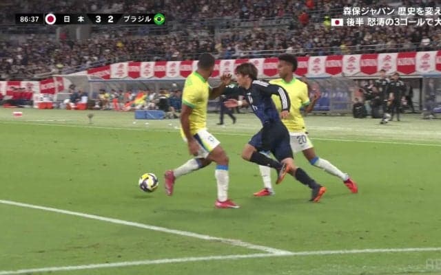 衝撃！伊東純也、ブラジル代表2人の間を真っ向からぶち抜く異次元のドリブル！「ネイマールいるやん」「イナズマ見えた」