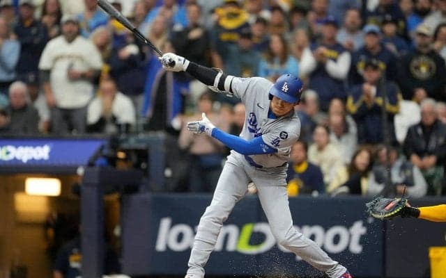 片手だけ…！？ 大谷翔平、高速ゴロで“まさかの光景”「目を覚ました」「復活やん」 鋭い打球を相手野手が止められない