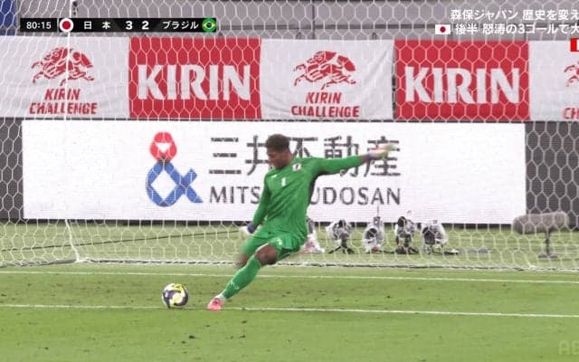「飛びすぎだろ！」日本代表GKの“衝撃80mフィード”が話題沸騰「すんごい飛び道具」「もはや戦術」鈴木彩艶が歴史的ブラジル撃破の決勝点演出