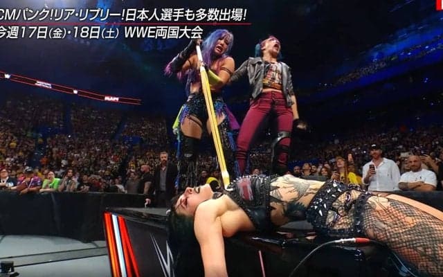 日本人女子タッグの暴挙に“豪ファン”が怒りの大ブーイング 負け試合の腹いせに“テーブルKO葬”