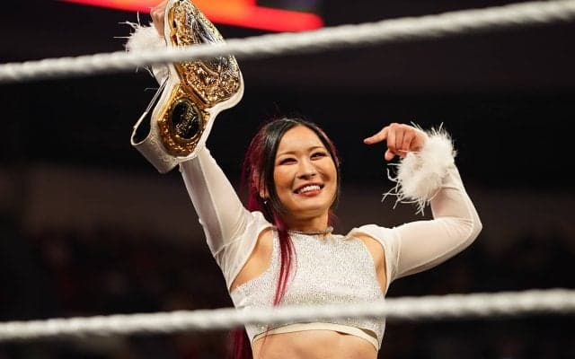 目を輝かせたキッズとハグ…“神対応”世界的人気の日本人女子レスラーのほっこり入場シーンが大反響「カワイイ・オブ・カワイイ」