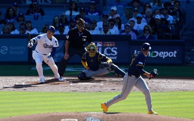 球場騒然！大谷翔平が「ヤバすぎる」まさかの“変態打ち”→“神バットコントロール”で爆速三塁打「ピッチャー可哀想」「イチローかよw」