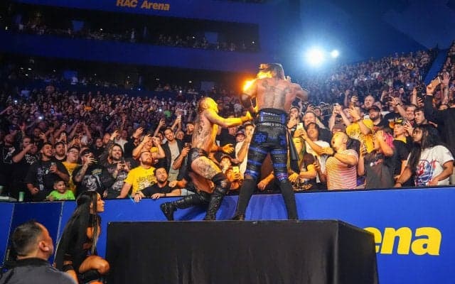 一体、何が？ “サイコレスラー”が突如「火の玉」を繰り出す…美人妻が近づいた直後“まさかの展開”に観客もお口あんぐり