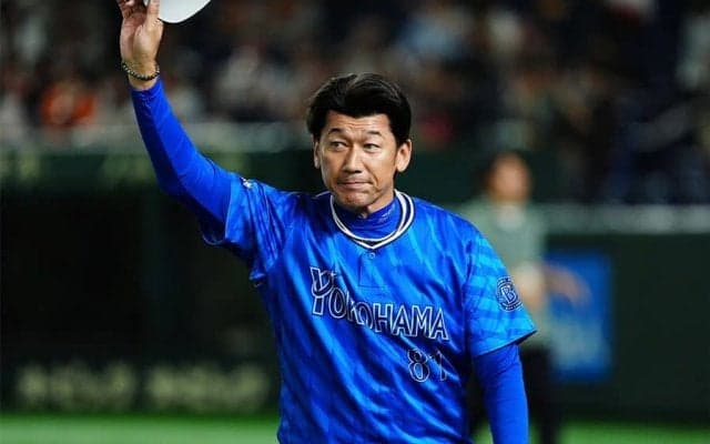 藤川監督、退任の三浦大輔監督に花束　DeNAは辞任届を受理…CSファイナル3連敗、場内「三浦コール」