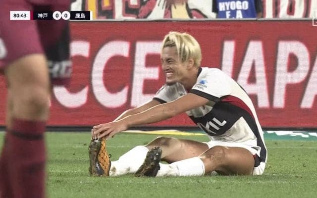 「大丈夫か？」鈴木優磨、突然座り込み→担架に乗って退場に「足攣るなんて珍しい」「守備負担大きかったもんな」ファンは心配の声