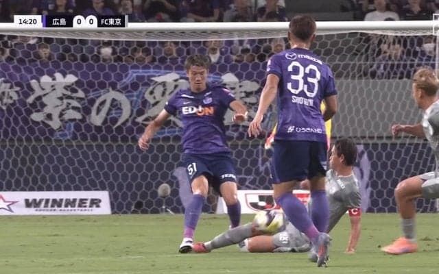 「これは赤やろ」FC東京MF、危険なアフタータックルもイエローカードでファン物議「流石にやりすぎ」足を抉ったスライディングに意見様々