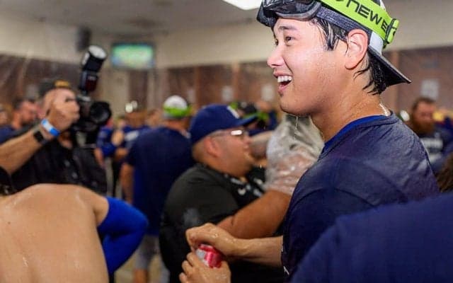 MVPの大谷翔平、シャンパンファイトで喜び爆発　ロバーツ監督の祝福で開始「翔平おめでとう」