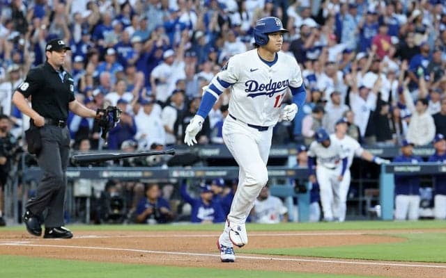 球場騒然！ 大谷翔平に「お手上げやん」 爆速先頭弾で“まさかの光景”→相手野手陣が“確信”動かない「追う必要ない」