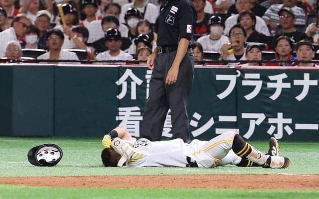 救急搬送の中村晃は精密検査へ　塁審と激突→担架で退場…小久保監督「明日もわからない」