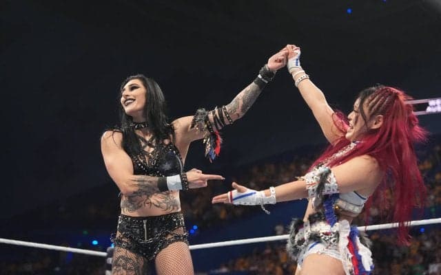 「最高の笑顔」“大バズり中”美女プロレスラーと日本人女子の愛らしい2ショットにファンもメロメロ「これが見たかった」「エモい」