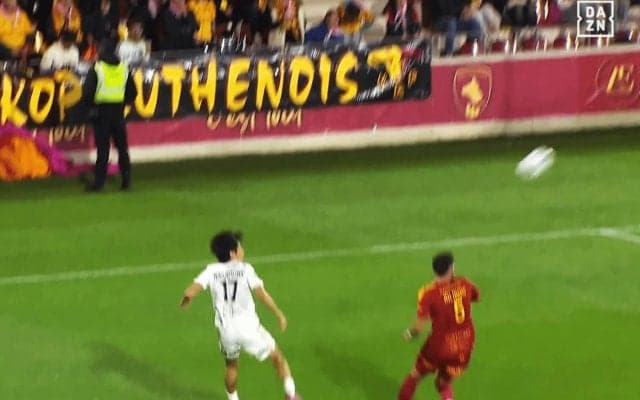 「後ろに目が付いてる？」日本代表MFの“驚愕ダイレクトパス”にSNS騒然「この空間認知力よ」後方からの浮き球を華麗に捌いた瞬間