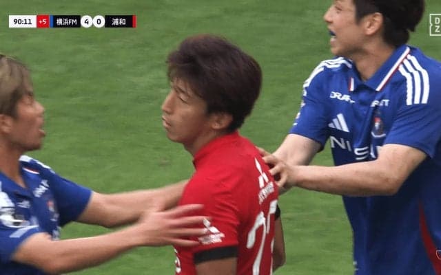 「なぜキレた？」長期出場停止も…浦和MFが副審を小突き一発退場「手を出すのは愚か」「何やってんだよ」まさかの暴挙に批判