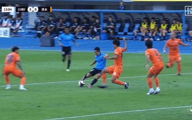 「得点関与なら三笘以上の衝撃」川崎逆輸入FWの“股抜きスーパーゴール”が「メッシやん」「右に身体入れて左隅はエグすぎる」４戦連発で日本代表待望論も