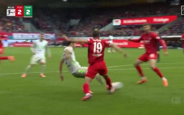 日本代表DFが衝撃の“強引クロス”で決定機演出「アシストかと…」「勢いを作るプレー」倒れながらの無理やりパスが脚光