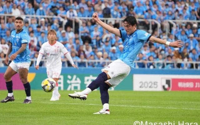 後半ATに生まれた執念の豪快同点弾！ 殊勲の横浜FC伊藤槙人は｢本当、悔しい結果に終わってしまった｣J1残留へ向けてつかみ取った｢勝点1｣の意味